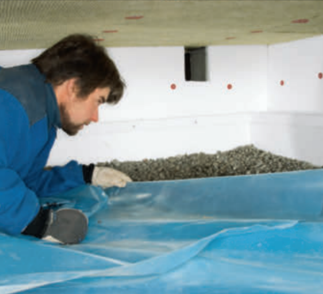 Isolera krypgrund: Plastfolien breds ut på marken under den nya isoleringen