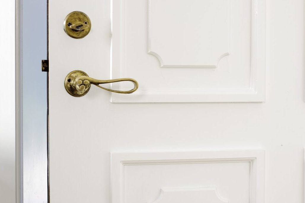 Lav fyldninger på glat dør