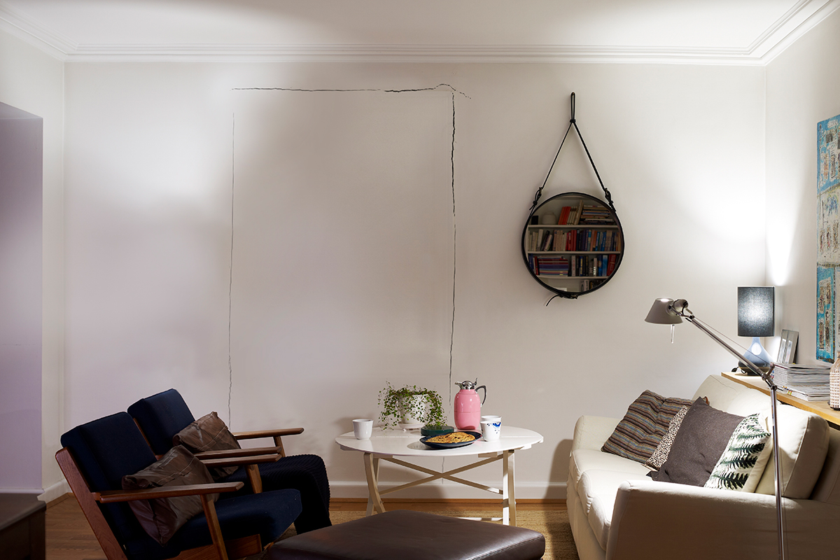 Varför spricker väggen runt den igensatta dörren?