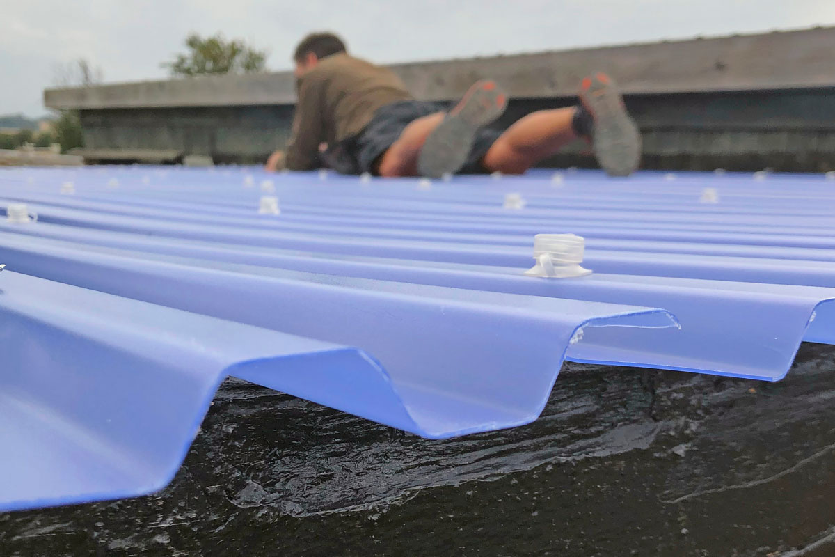 Hvor monteres skruerne på trapezplader?