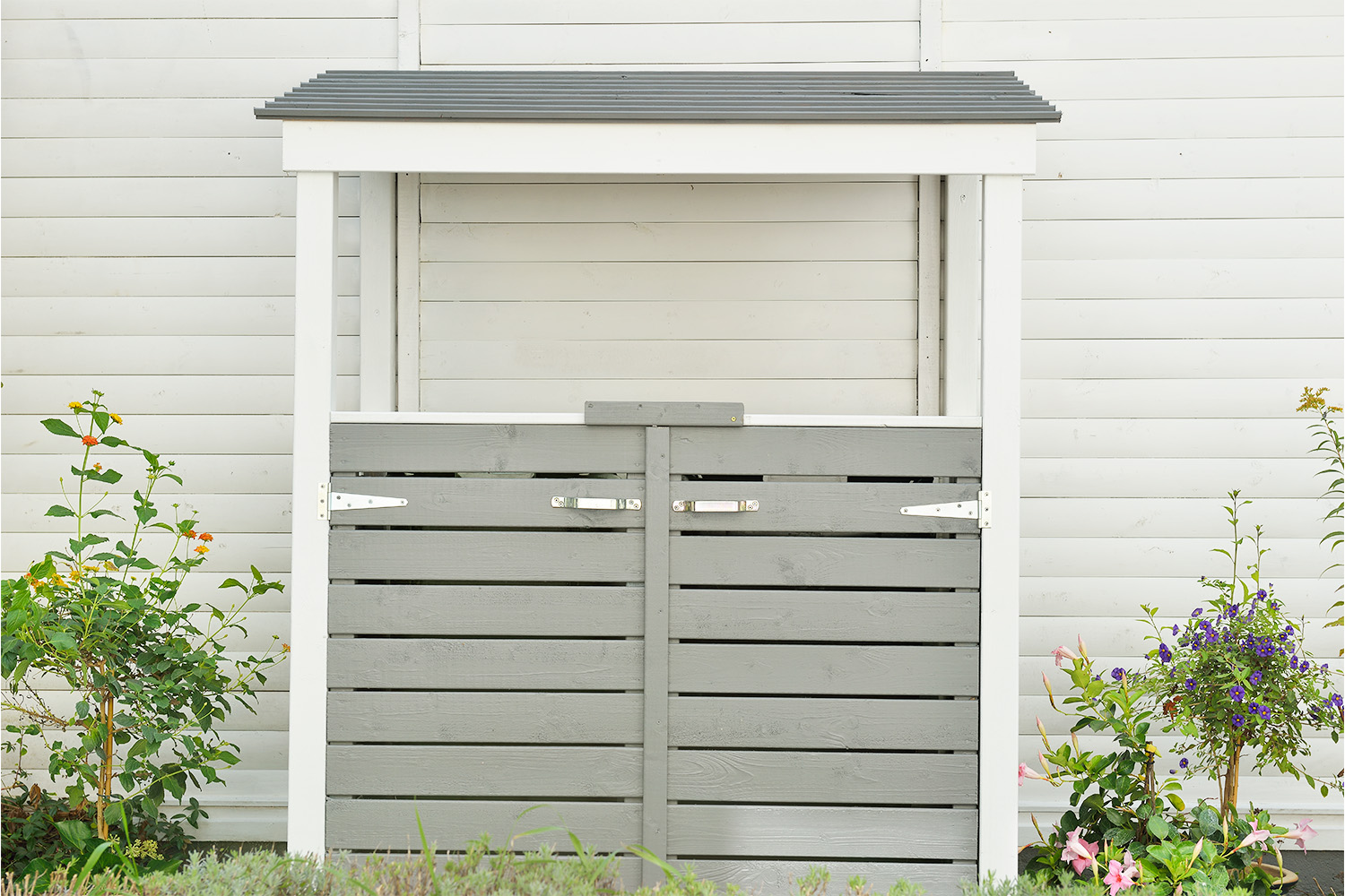 Diskret skraldeskjul op ad væg