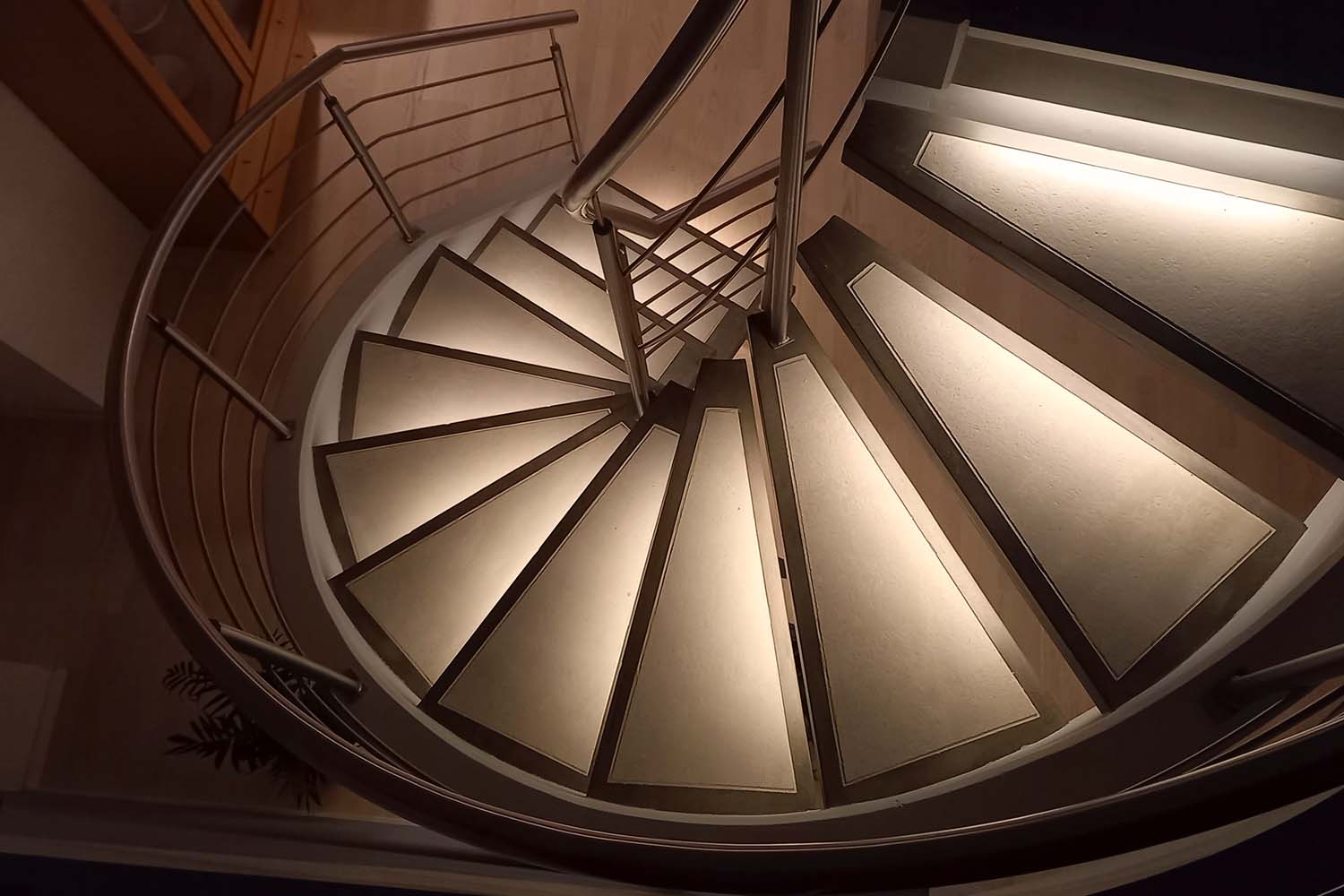 Trappe i beton med lys