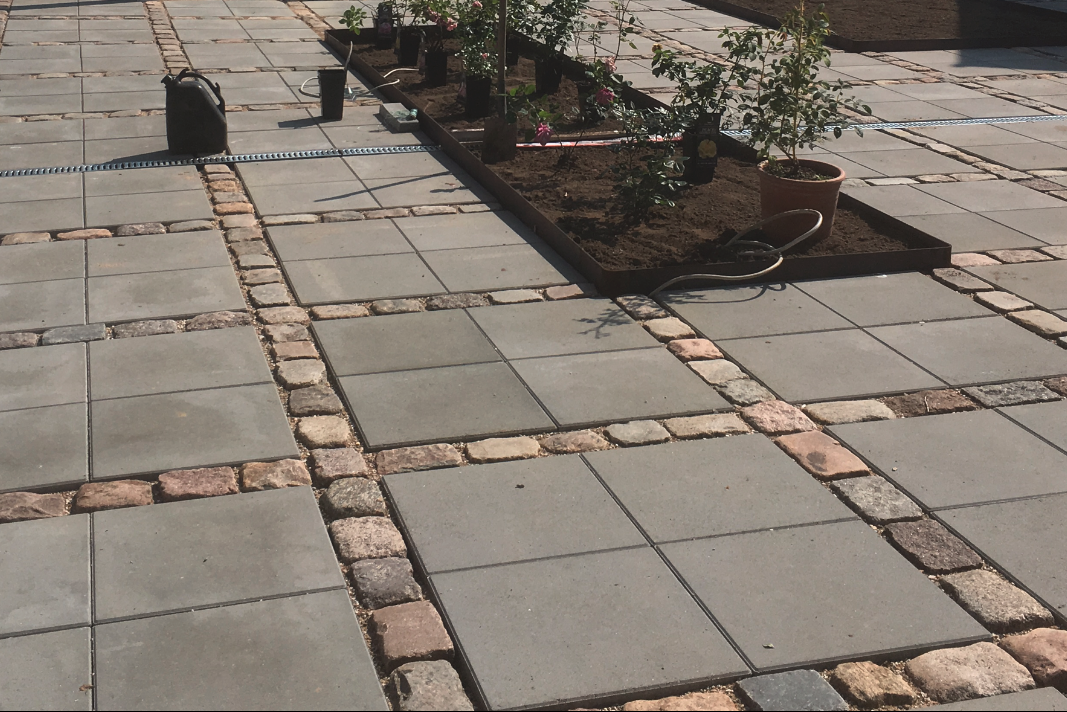 Flot belægning af betonfliser og brosten