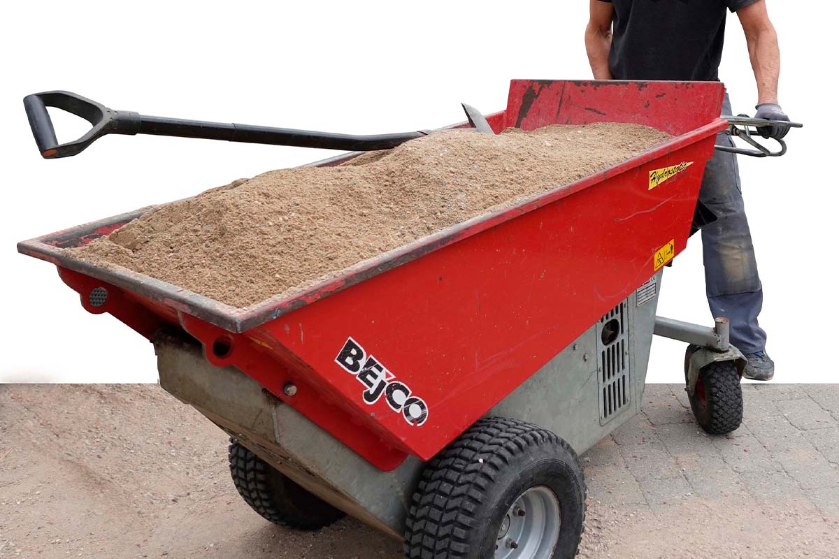 Motorbøren flytter ét ton grus – i ét hug