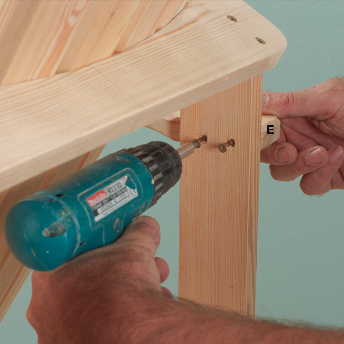 Armlæn skrues fast på Adirondack-stol