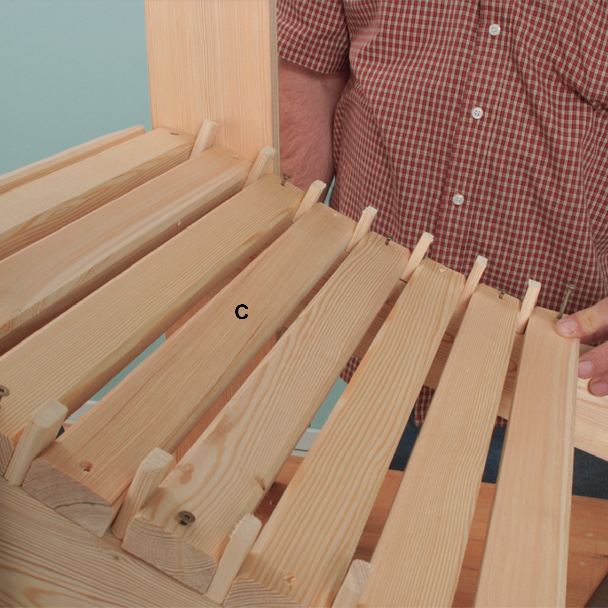 Sædelister skrues fast i vangens kant på Adirondack-stol