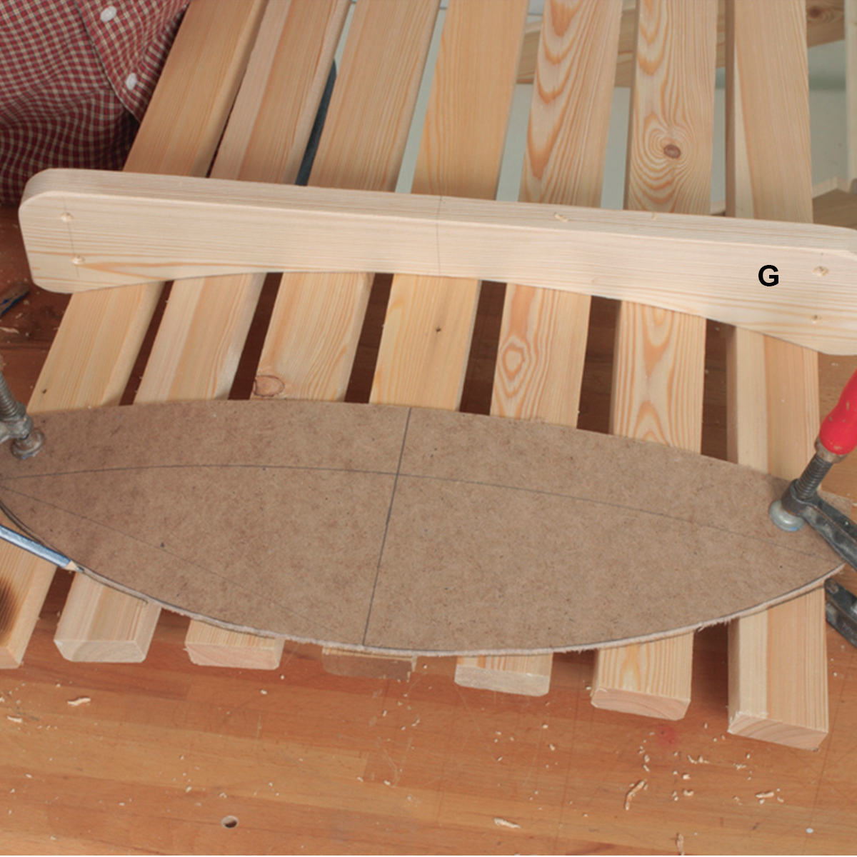 Ryglænet på Adirondack-stolen overføres til en skabelon