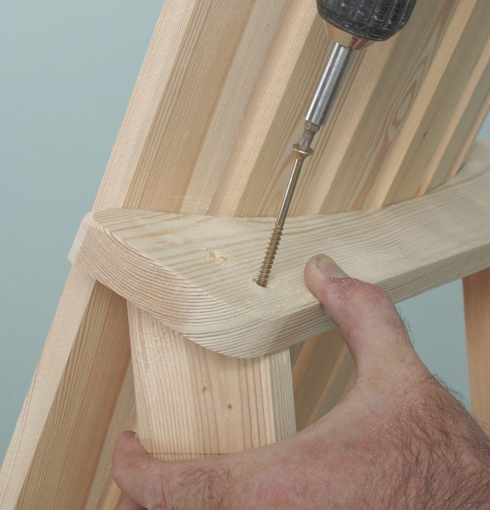 Støtteben og ryglæn forbindes med skruer på Adirondack-stol