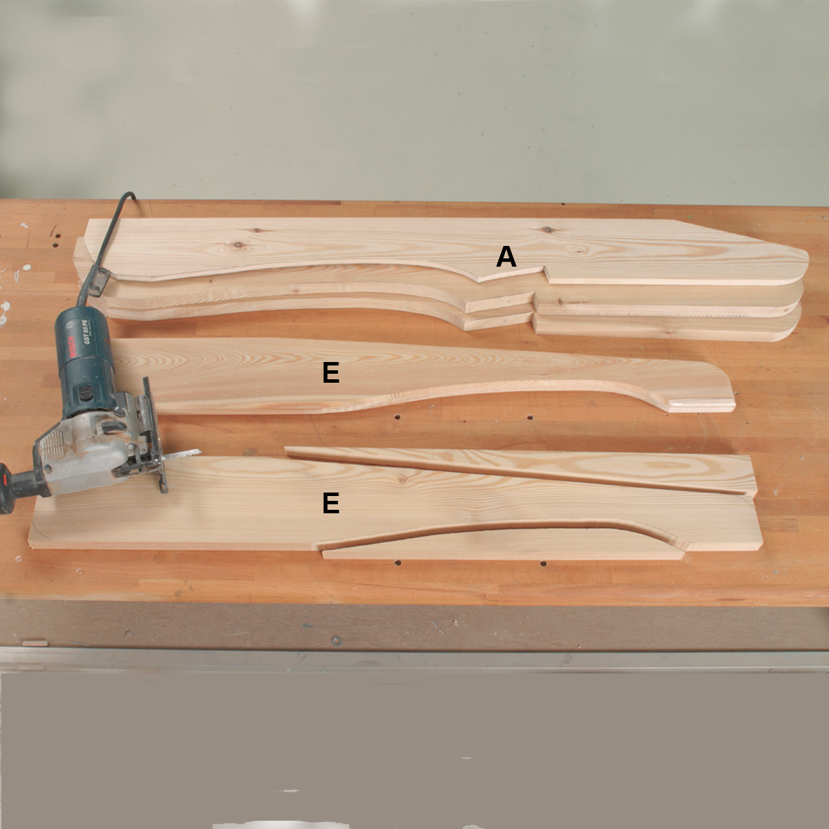 Vanger og armlene tegnes i fasong på Adirondack-stol