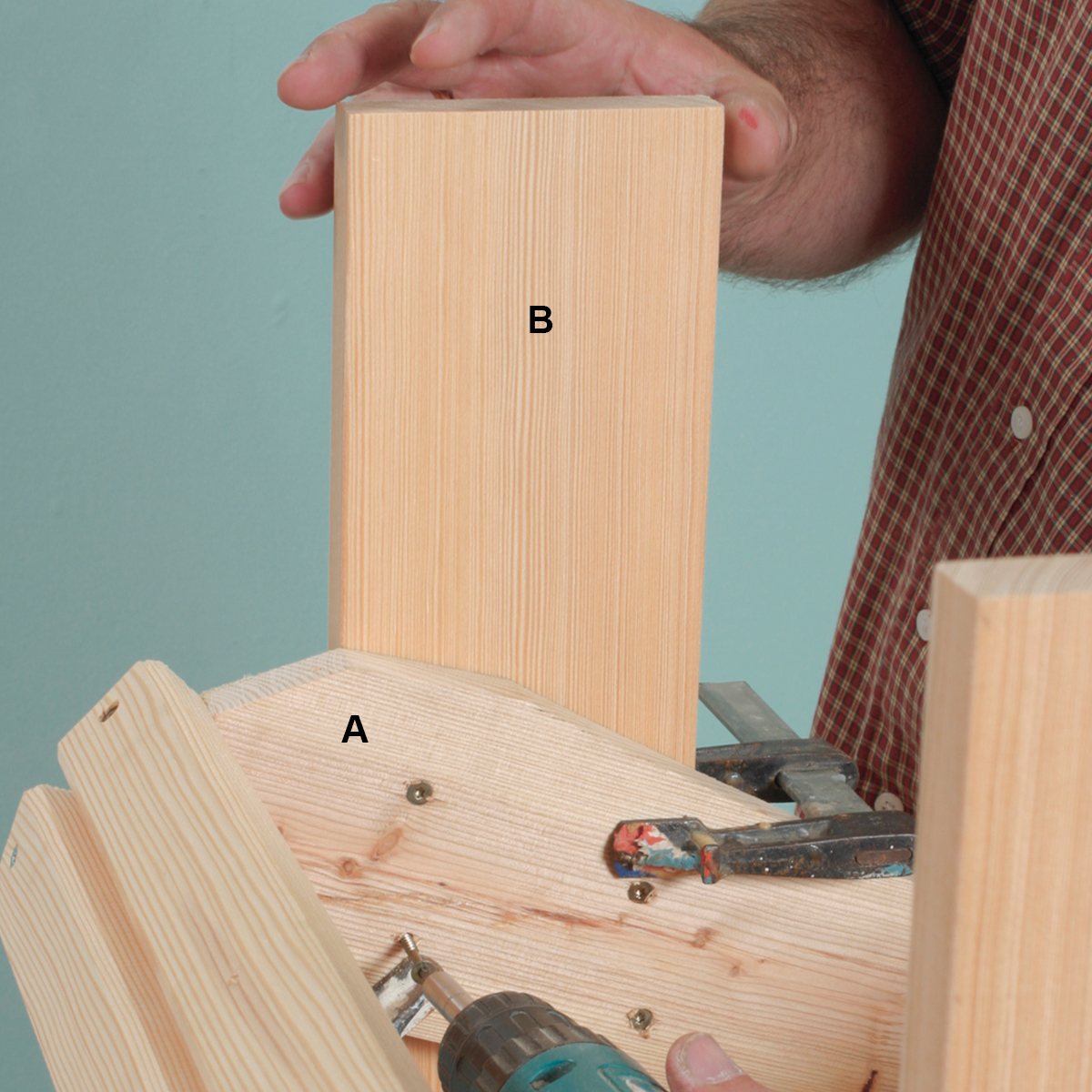 De fremste beina festes på Adirondack-stol