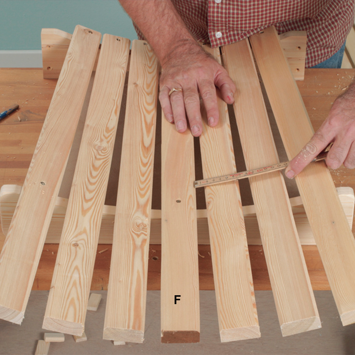 Stavene til rygglenet bres ut som en vifte på Adirondack-stolen