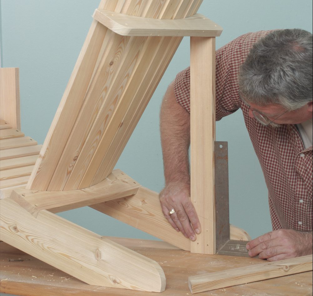Støttebeina på Adirondack-stolen tilpasses i høyden
