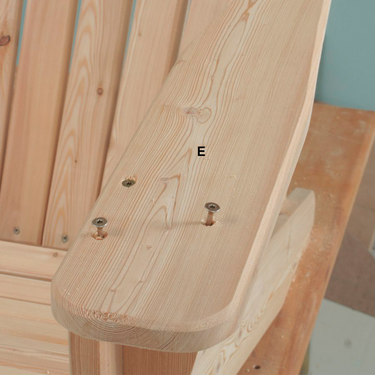 Armlene flukter med beina på Adirondack-stolen