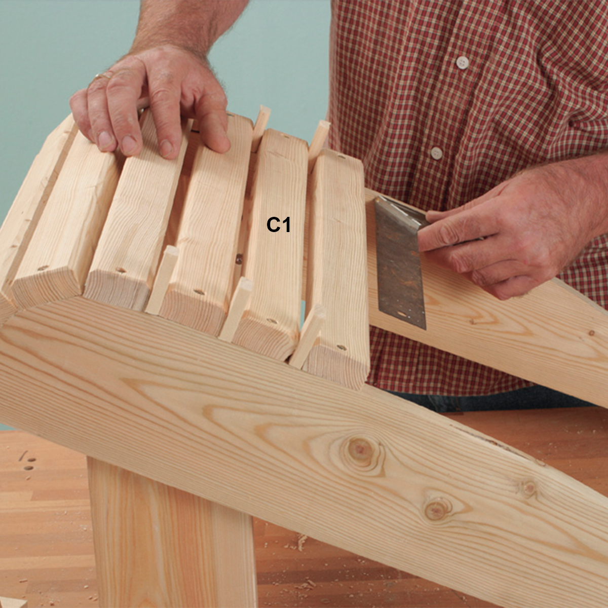 Frontlister plasseres med oppmålt avstand på Adirondack-stol