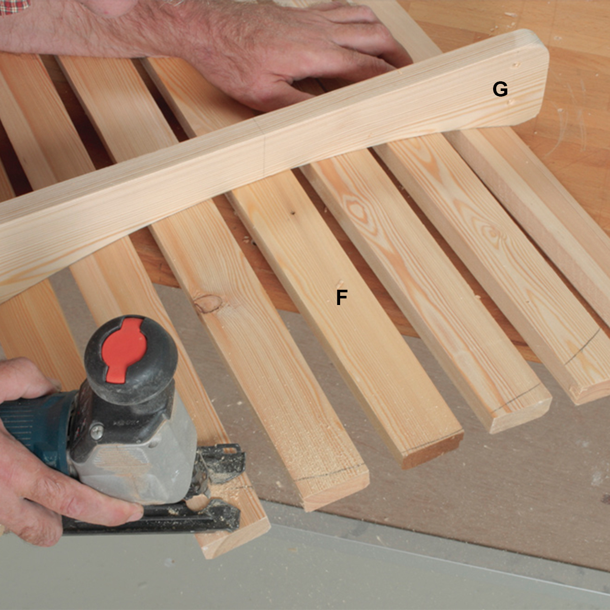 Ryggstödet på Adirondack-stolen sågas ut