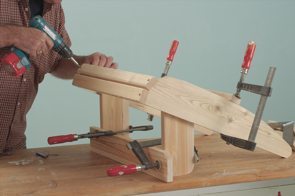 Sidor och ben på Adirondack-stol placeras på uppmätt avstånd sida vid sida