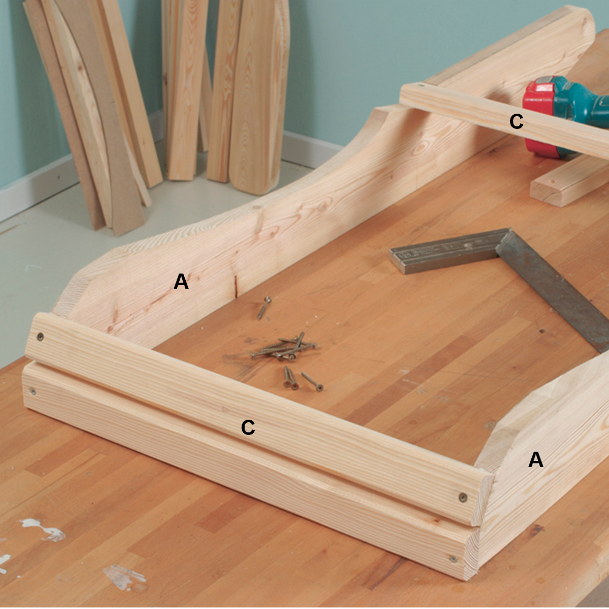 Adirondack-tuoli: Istuimen kiinnittäminen kannatinlautoihin