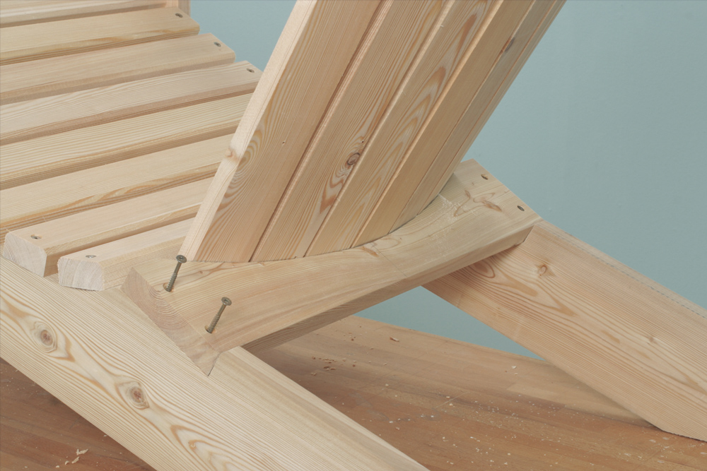 Adirondack-tuoli: Selkänojan kiinnittäminen