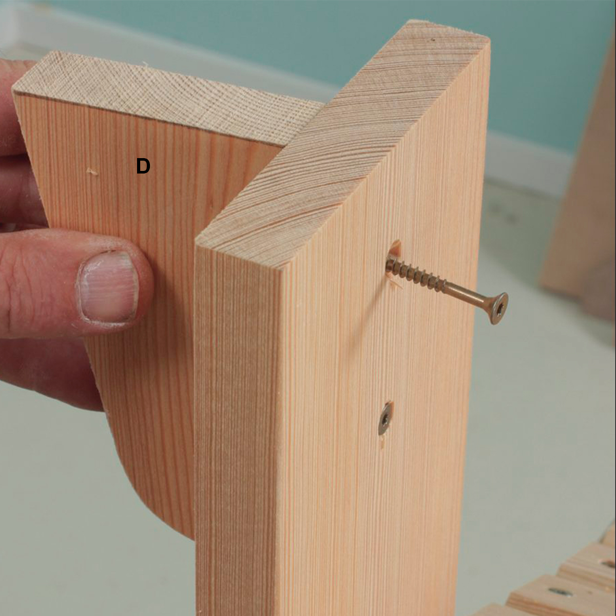 Adirondack-tuoli: Tukipalojen kiinnittäminen jalkojen ulkosivuille