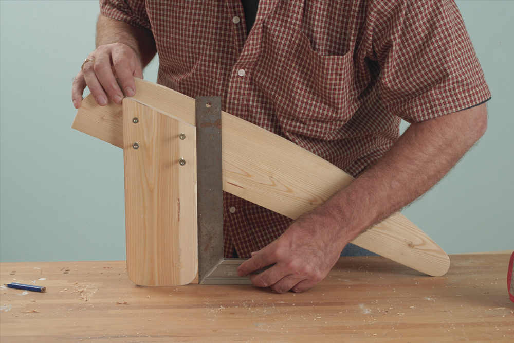 Adirondack-tuoli: Jalkatuen jalan kiinnittäminen tukipuun sisäsivuun