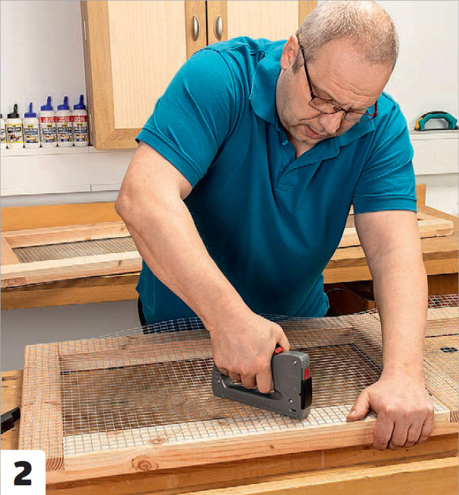 Hvordan bygge kaninbur: Klipp til volierenettet.