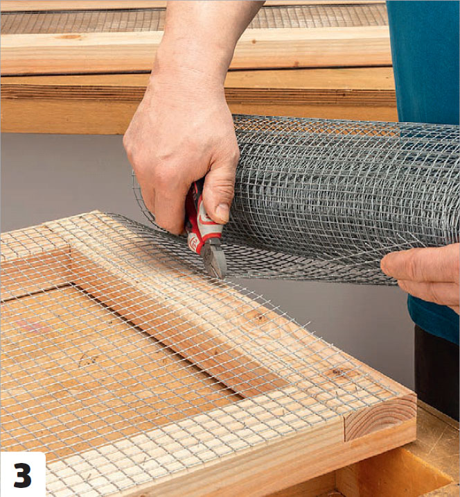 Trim kanten: Når du har stiftet fast volierenettingen, skal kanten trimmes