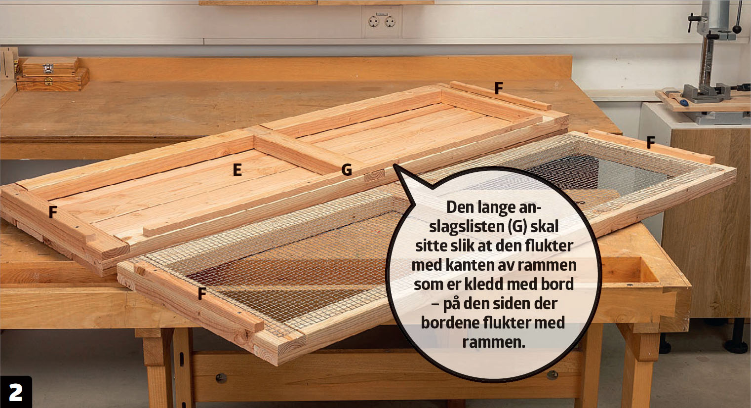 Kaninbur ute: Anslagslistene skrus på undersiden av topprammene.