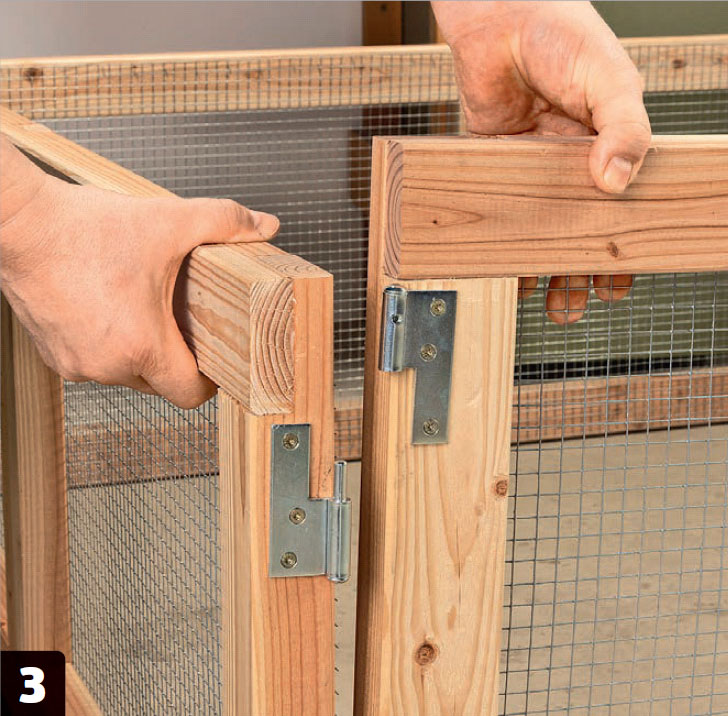 Kaninbur ute: Monter hengsler på siderammene