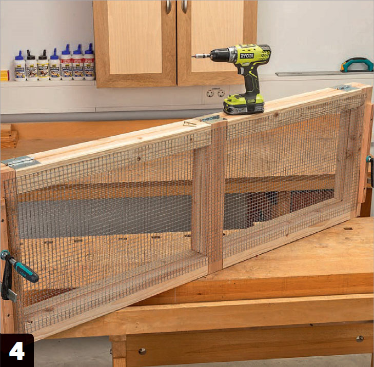 Monter hengslene på topprammen: Bygge kaninbur