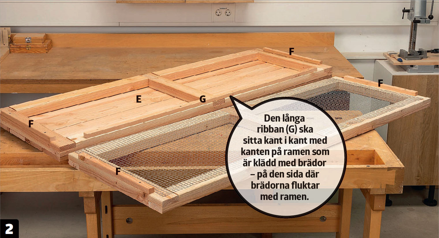 Bygga kaninbur: Ribborna skruvas på undersidan av takramarna.