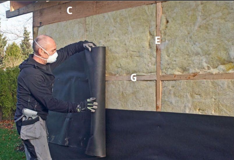 Vindpapp settes utenpå isolasjonen på isolert bod