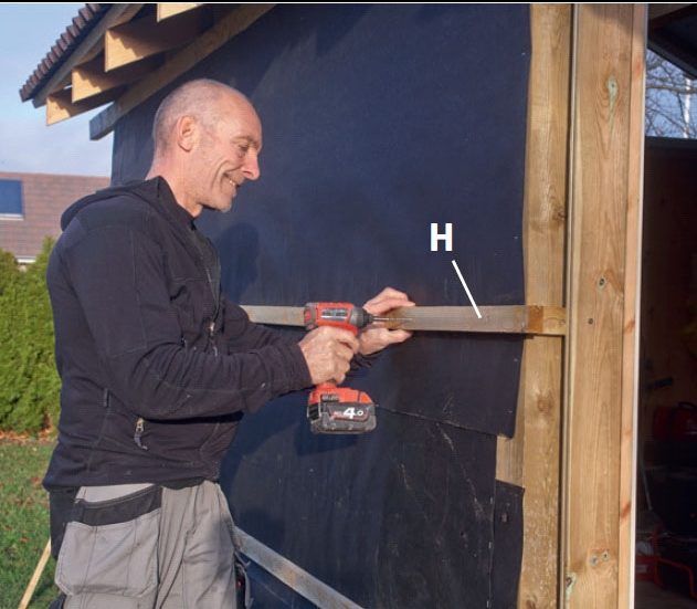 Avstandslister skrus i vegger på isolert bod