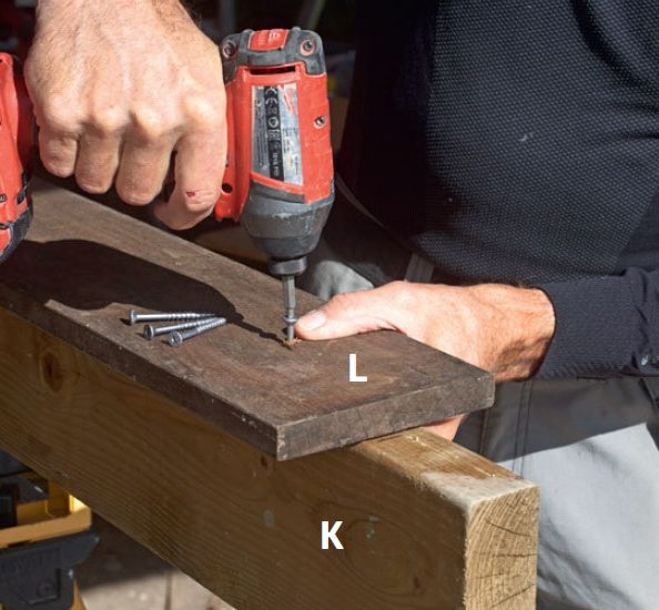 Bord skrus på farerne til gulv i isolert bod