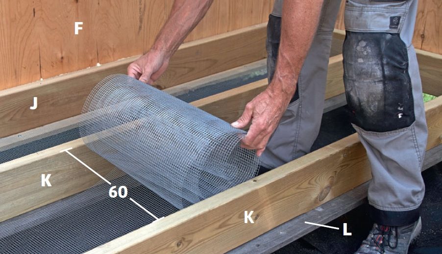 Finmasket nett legges mellom tilfarerne i isolert bod