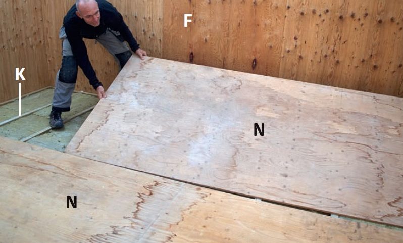 Gulvkryssfinérplater legges i isolert bod