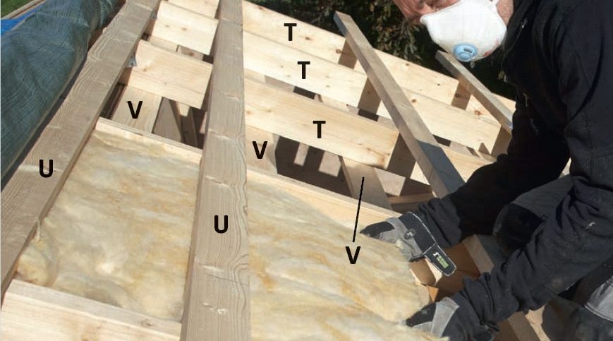 Lekter legges oppå sperrene til isolert bod og isolasjon fylles mellom dem
