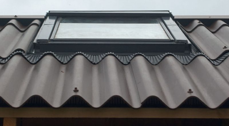 Takplater til isolert bod legges på