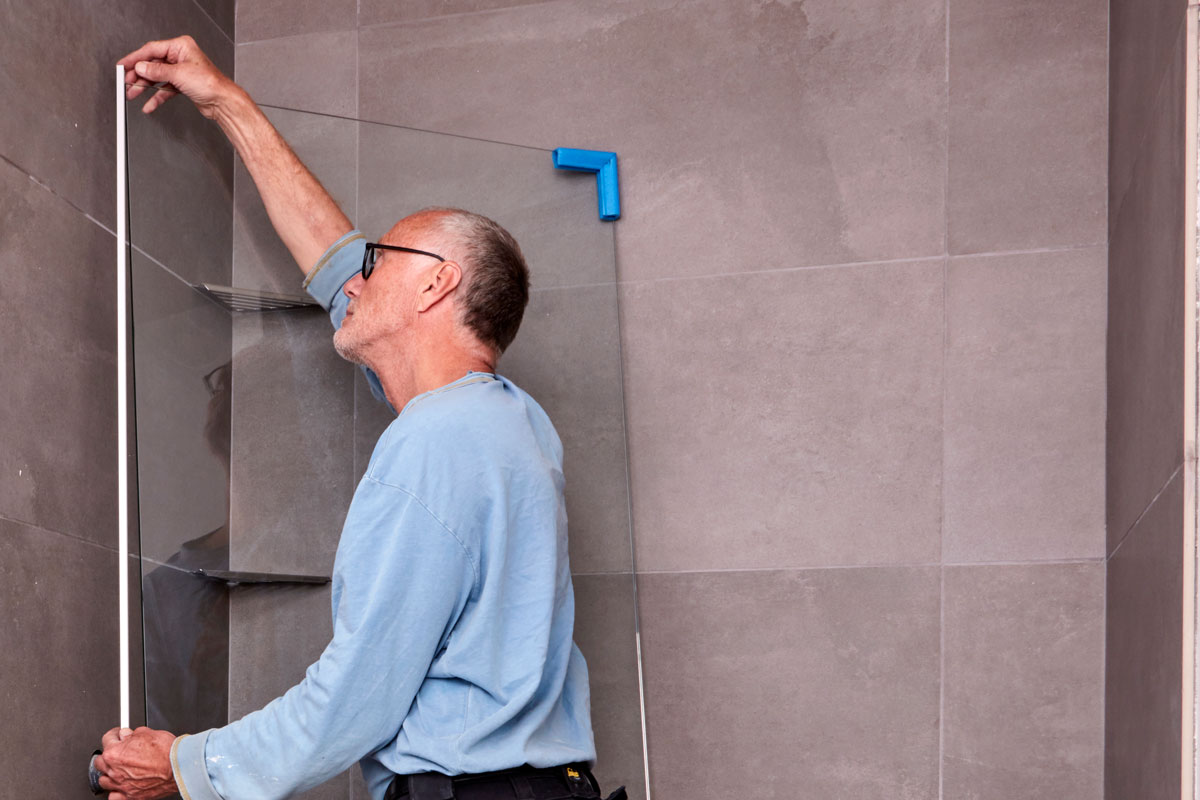 Montering af glas i brusekabine