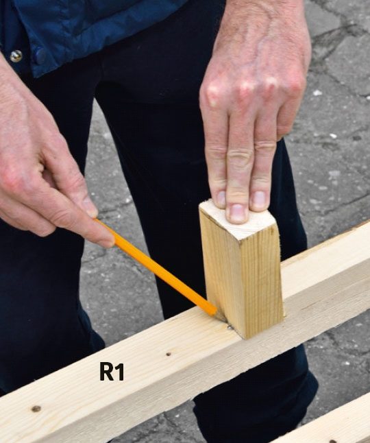 De fire rammedele til skuret måles op