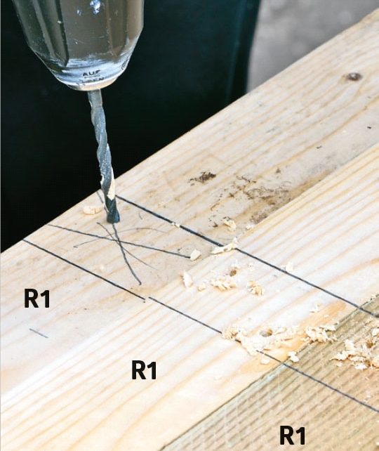 Bor for i de vandrette rammedele til skurets lodrette lægter