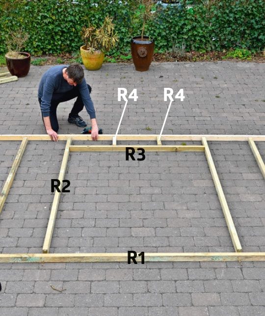 Siderammer til bygning af skur samles