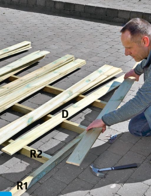 Klinkbrædder monteres på rammer til skur