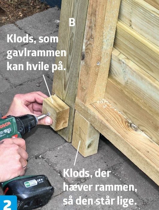 Der skrues en stump lægte fast på stolpen til skuret