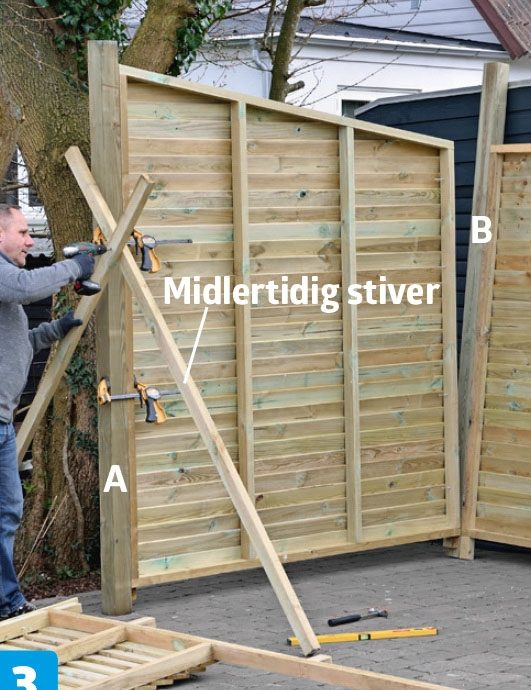 Gavlramme løftes op på lægtestumpen på byg selv skur