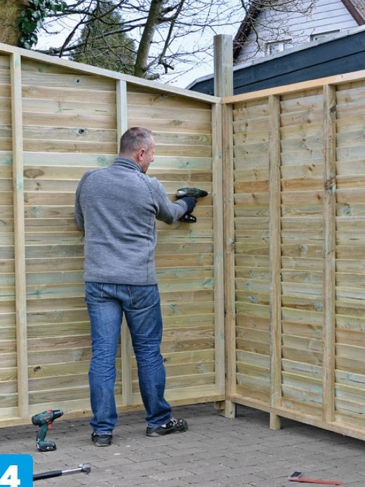 Gavlrammen skrues fast til stolpen på skuret