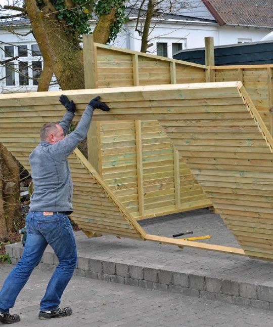 Forside til skur sættes på plads som skur samlesæt