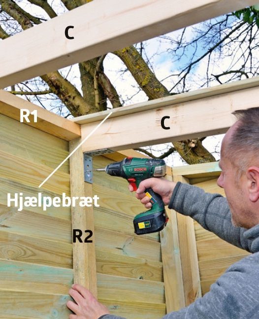 Spær til skur skrues fast med vinkelbeslag på lægter