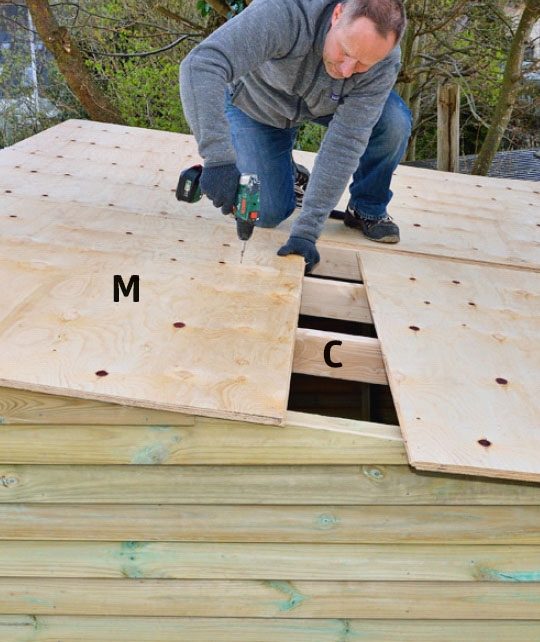 Tagkrydsfinerplader til skur saves til og skrues fast