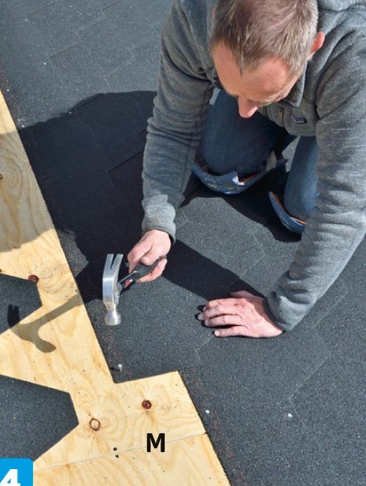 Shingels sømmes fast på tag til skur