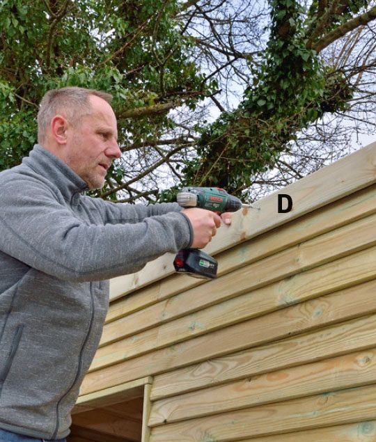 Lodrette inddækninger skrues fast langs sider på skur